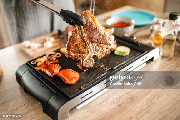 bife t-bone na grelha - pinça utensílio de servir - fotografias e filmes do acervo