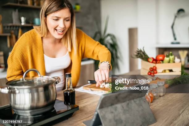 internet tutorials for making lunch - white cooking pan stock pictures, royalty-free photos & images