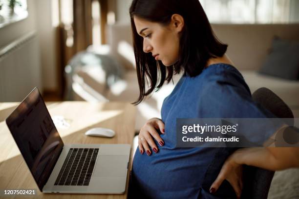患有背痛的年輕孕婦 - employment and labour 個照片及圖片檔