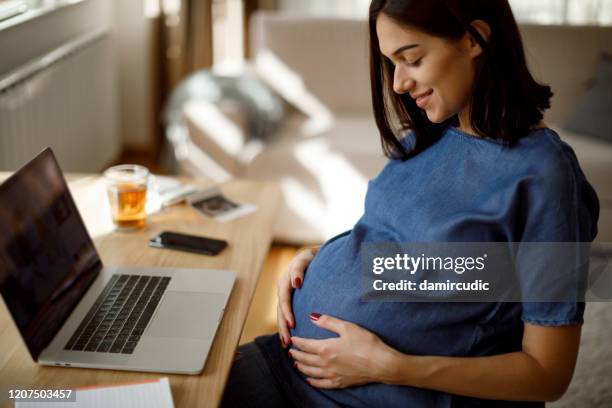 Pregnant Belly Moving Photos and Premium High Res Pictures - Getty Images