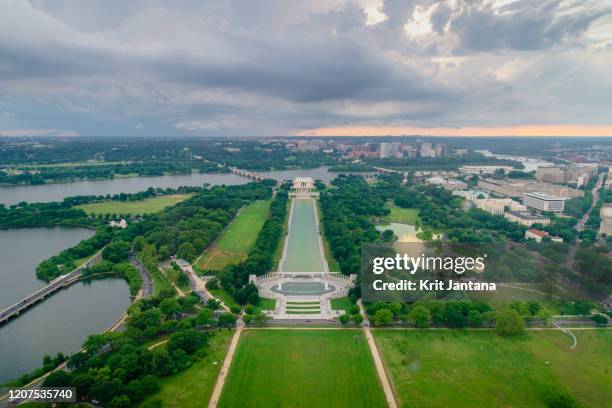 scenic view of united states national monuments at sunset with dramatic sky in the background - washington dc aerial stock-fotos und bilder