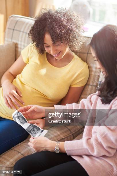 digitale babyscan - prenatal care stockfoto's en -beelden