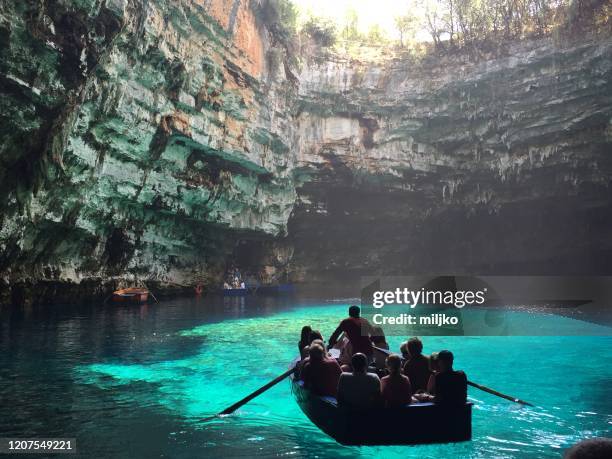 cueva y lago melissani - kefalonia fotografías e imágenes de stock