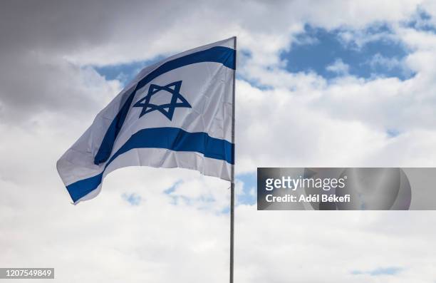 israeli national flag waving in the wind - israeli jews bildbanksfoton och bilder