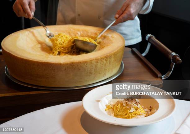 cheese wheel spaghetti - wiel kaas stockfoto's en -beelden