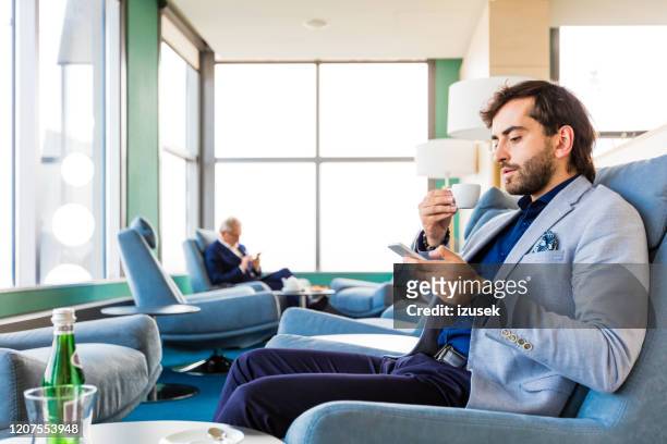 affärsmän väntar på flyg i aiport vip lounge - chaise lounge bildbanksfoton och bilder