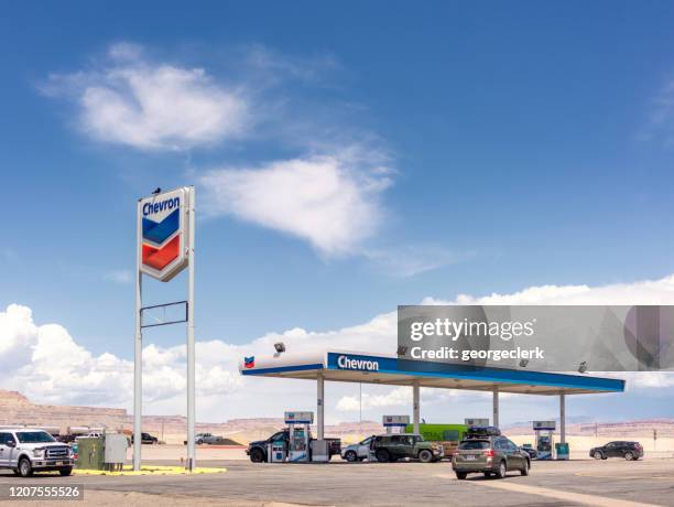 chevron tankstation - chevron stockfoto's en -beelden