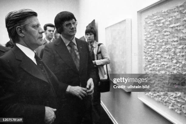 Germany, Dortmund: Federal Chancellor Helmut Schmidt opened an art exhibition at the Ostwallmuseum in Dortmund on 11.4.1975._