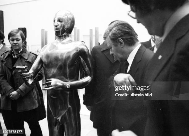 Germany, Dortmund: Federal Chancellor Helmut Schmidt opened an art exhibition at the Ostwallmuseum in Dortmund on 11.4.1975._