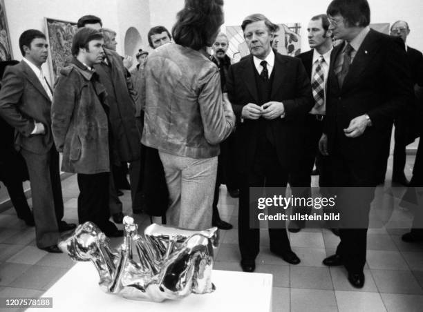 Germany, Dortmund: Federal Chancellor Helmut Schmidt opened an art exhibition at the Ostwallmuseum in Dortmund on 11.4.1975._