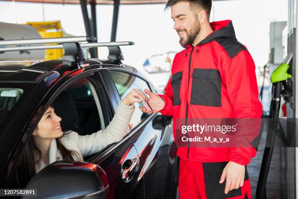 no posto de gasolina - generation y - fotografias e filmes do acervo