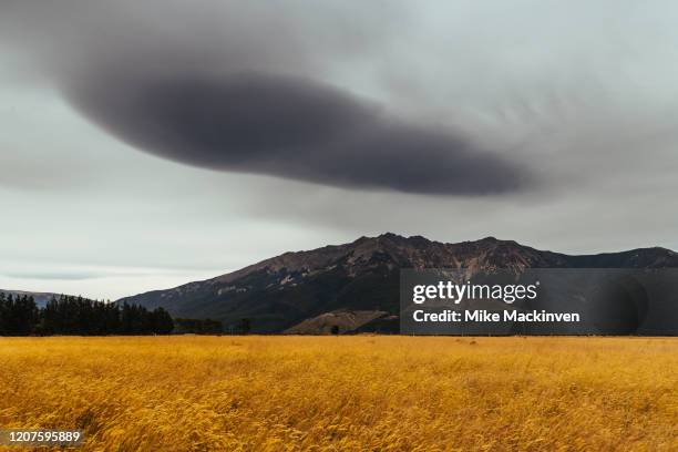 lenticular cloud - lenticular clouds stock pictures, royalty-free photos & images