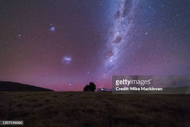 milky way over a campervan in tekapo - aurora australis stock pictures, royalty-free photos & images