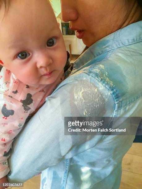 baby's girl face after spitting up - vômito - fotografias e filmes do acervo