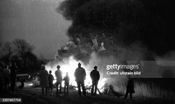 Deutschland, Aurich: Ostfriesland auf dem Lande. Land und Leute am 20.4.1973. Osterfeuer. DEU, Germany, Aurich: East Frisia in the countryside....