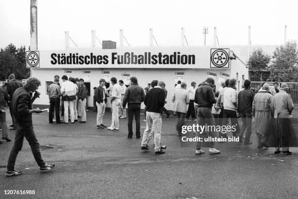 Aus 2. BL Saison 1985/1986 VfL Osnabrück gegen Eintracht Braunschweig 3:3 . Im Foto: Haupteingang sowie Kassenstelle zum Städtisches Fußballstadion...