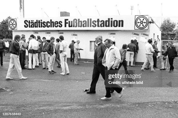 Aus 2. BL Saison 1985/1986 VfL Osnabrück gegen Eintracht Braunschweig 3:3 . Im Foto: Haupteingang sowie Kassenstelle zum St√§dtisches Fußballstadion...
