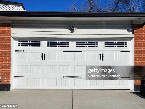 carriage house style garage door - home garage no people fotografías e imágenes de stock