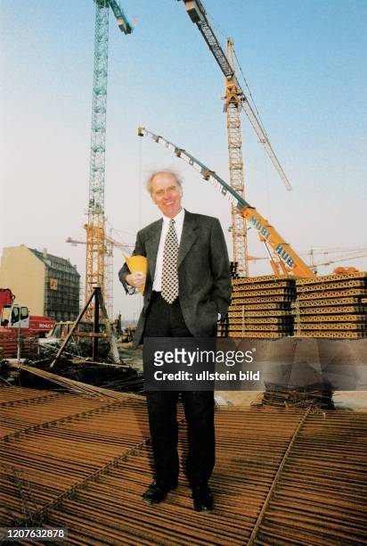 Volker Hassemer, Senator für Stadtentwicklung Bauen Wohnen , Berlin , steht auf Moniereisen -Matten, die auf dem Fundament des Musical Theaters am...