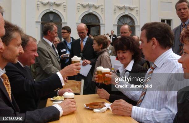 Bundeskanzler Gerhard Schroeder zu Besuch auf Schloss Meseberg , dem G√§stehaus der Bundesregierung im Bundesland Brandenburg , An den Biertischen...