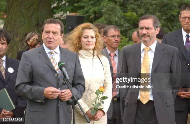 Bundeskanzler Gerhard Schroeder zu Besuch auf Schloss Meseberg , dem G√§stehaus der Bundesregierung im Bundesland Brandenburg , Ministerpr√§sident...