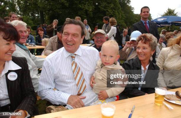 Bundeskanzler Gerhard Schroeder zu Besuch auf Schloss Meseberg , dem G√§stehaus der Bundesregierung im Bundesland Brandenburg , An den Biertischen...