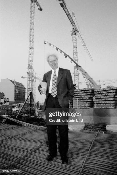 Volker Hassemer, Senator für Stadtentwicklung Bauen Wohnen , Berlin , steht auf Moniereisen -Matten, die auf dem Fundament des Musical Theaters am...