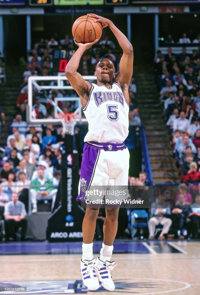 Tyus Edmond Tyus Edney of the Sacramento Kings shoots the ball during a game ...