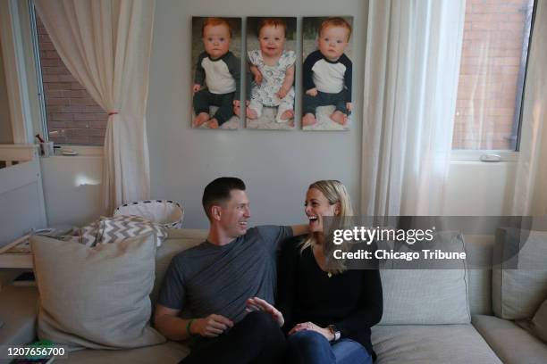 Charlie Whitmer y su prometida Brynn Randall comparten un momento en la casa de la familia Whitmer y Randall en Chicago, el jueves 12 de marzo de...