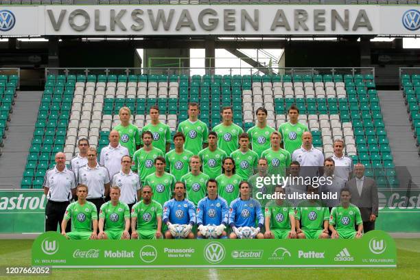 Mannschaft vom VfL Wolfsburg Saison 2011/2012 mit Trainer Felix Magath re. Aussen stehend - hier . 4. R.v.li.: Simon Kjaer Thoelke Madlung...