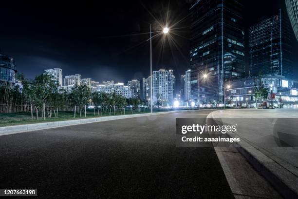 empty road with skyline at night - rua principal rua - fotografias e filmes do acervo