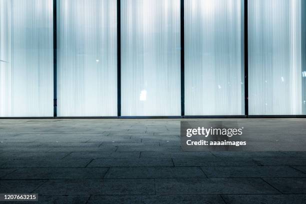 empty road with modern building's window - empty store window stockfoto's en -beelden