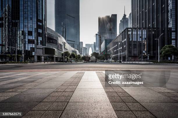 empty pavement with modern architecture - städtische straße stock-fotos und bilder