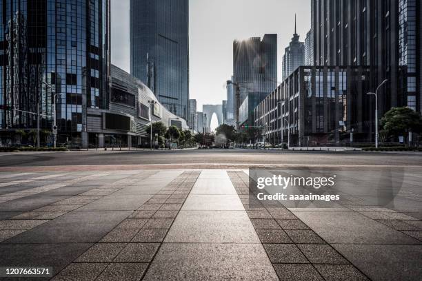 empty pavement with modern architecture - centre ville photos et images de collection