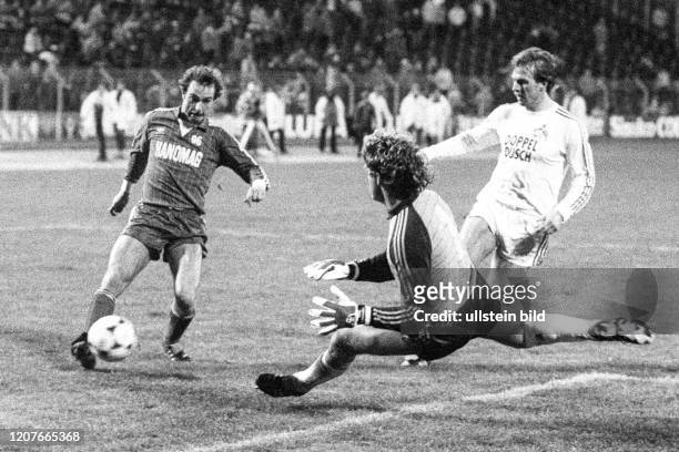 Aus DFB Pokal Saison 1983/1984 zwischen Hannover 96 und den 1. FC Koeln 3:2 . Im Foto: Han96 Spieler Karsten Surmann gegen FC TW Harald Schumacher.