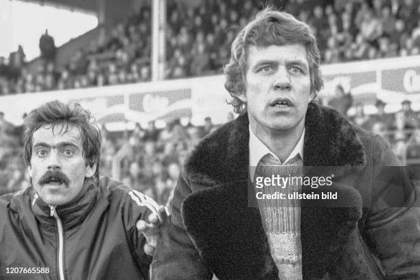 Aus 1. BL Saison 1977/1978 Eintracht Braunschweig gegen Borussia Dortmund 0:1 . Im Foto: Borussia Dortmund Trainer Otto Rehhagel re. Und Peter Geyer...