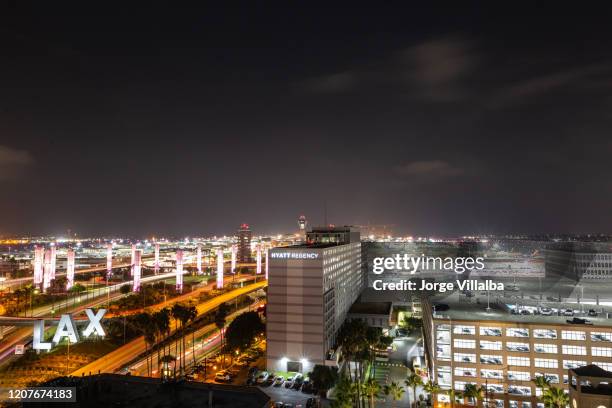 lax los angeles international airport sign and pylons at night - lax tower stock pictures, royalty-free photos & images