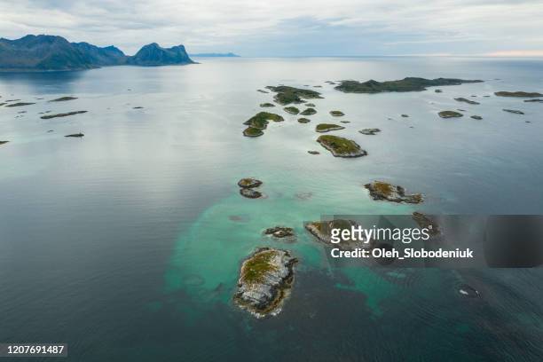 schilderachtige luchtmening van eilanden lofoten in de zomer - senja stockfoto's en -beelden