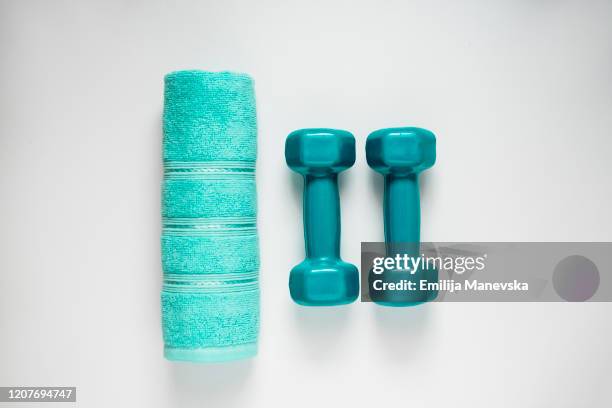 dumbbell and towel on white background - bodybuilder isolated stock-fotos und bilder