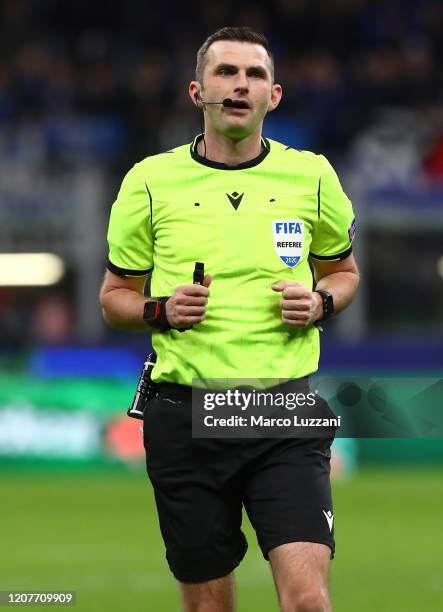 Referee Michael Oliver looks on during the UEFA Champions League round of 16 first leg match between Atalanta and Valencia CF at San Siro Stadium on...