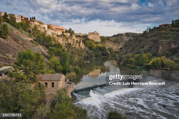 toledo and river tejo - provinz toledo stock-fotos und bilder