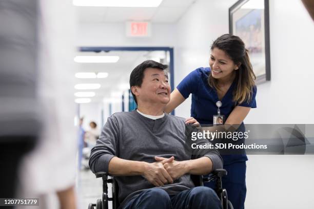 infermiera allegra parla con paziente anziano - partire foto e immagini stock