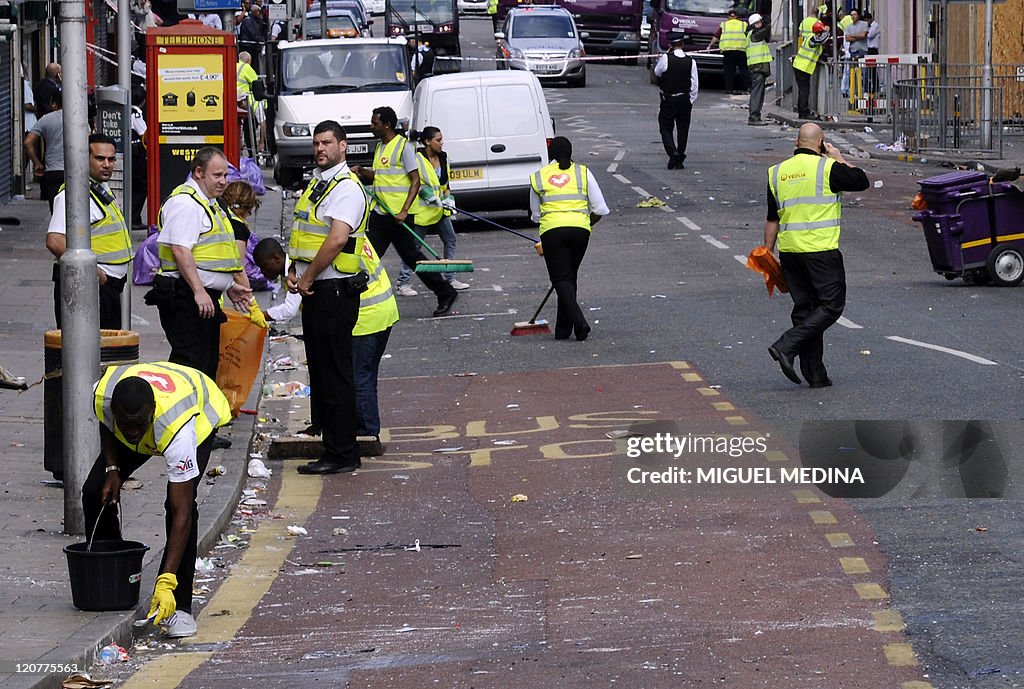 Volunteers clean London road in Croydon,