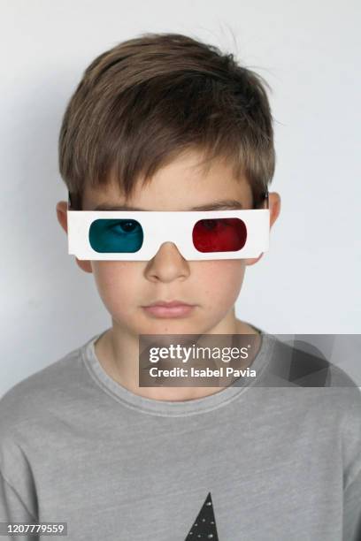 serious boy wearing 3d glasses - lunettes 3d photos et images de collection