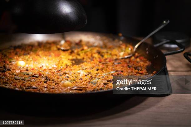 paella koken - paella stockfoto's en -beelden