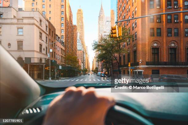 personal perspective of person driving in new york city - windscreen stockfoto's en -beelden