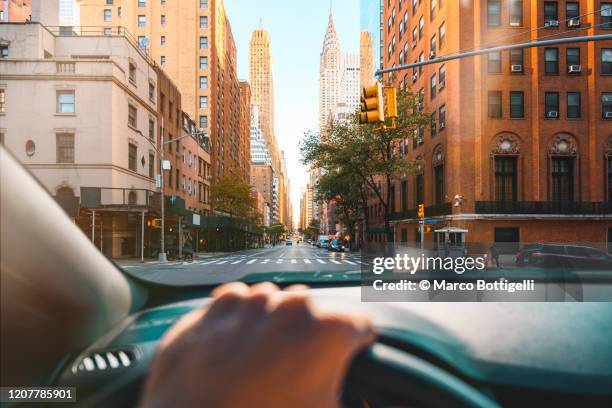 personal perspective of person driving in new york city - ponto de vista de carro imagens e fotografias de stock