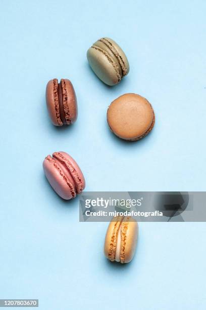 macaroons in different colours - macaroon photos et images de collection
