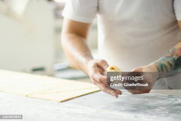 homme préparant le pain dans une boulangerie - pâtissier photos et images de collection