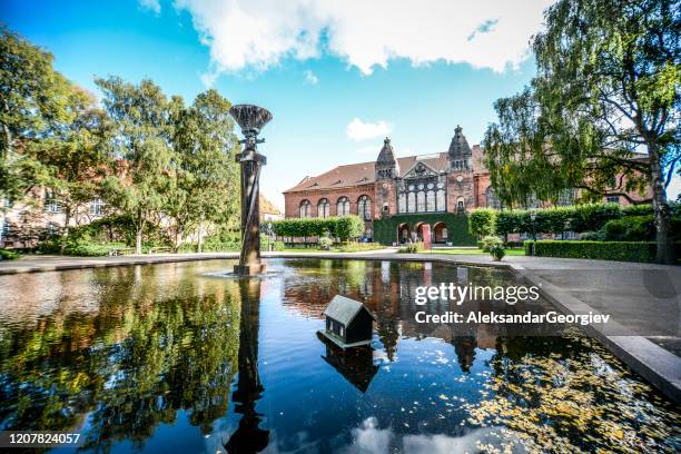 koninklijke deense bibliotheek in kopenhagen, denemarken - koninklijke bibliotheek kopenhagen stockfoto's en -beelden